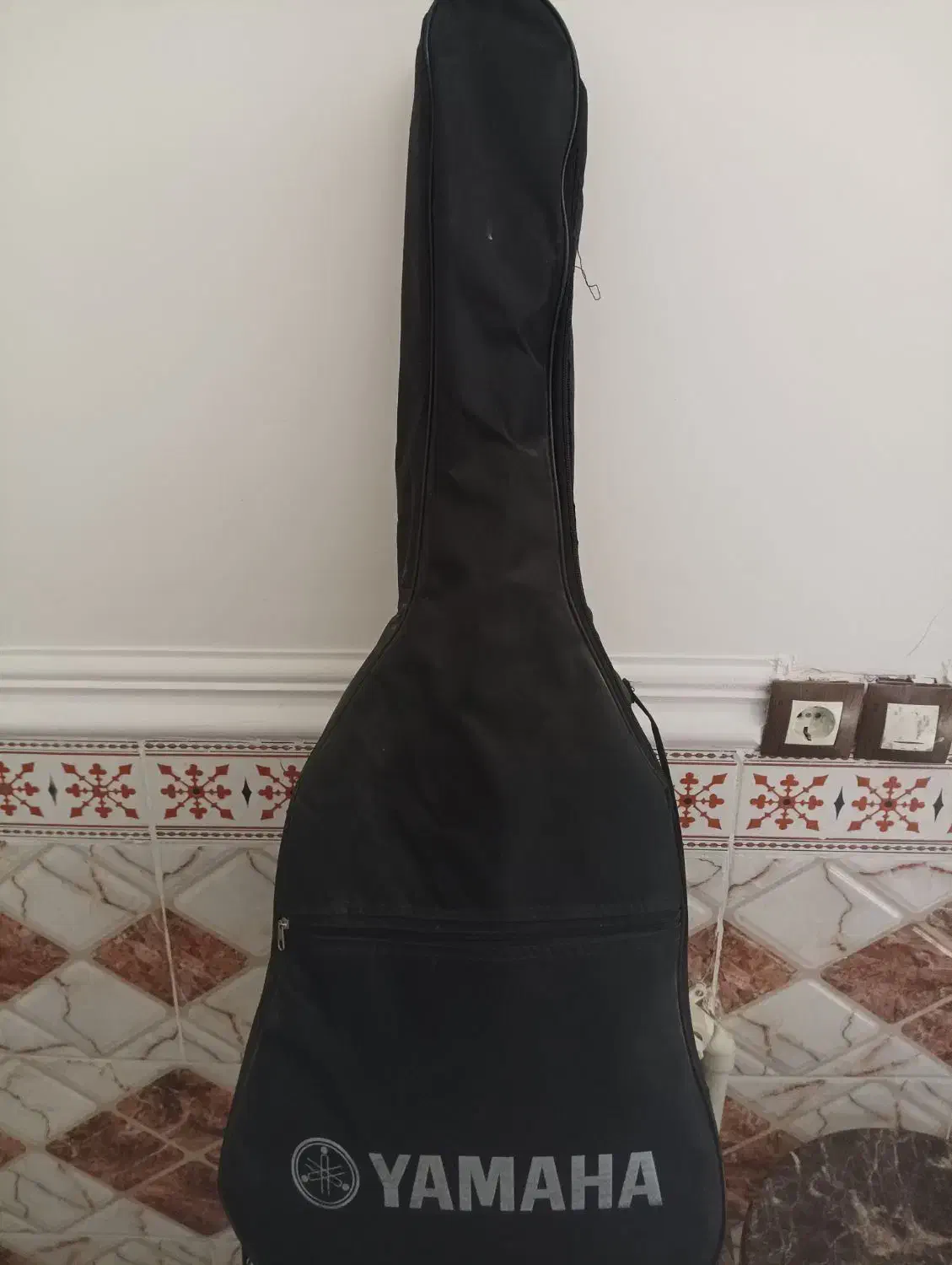 گیتار بفرس میرسد|گیتار، بیس، امپلیفایر|بم, |دیوار