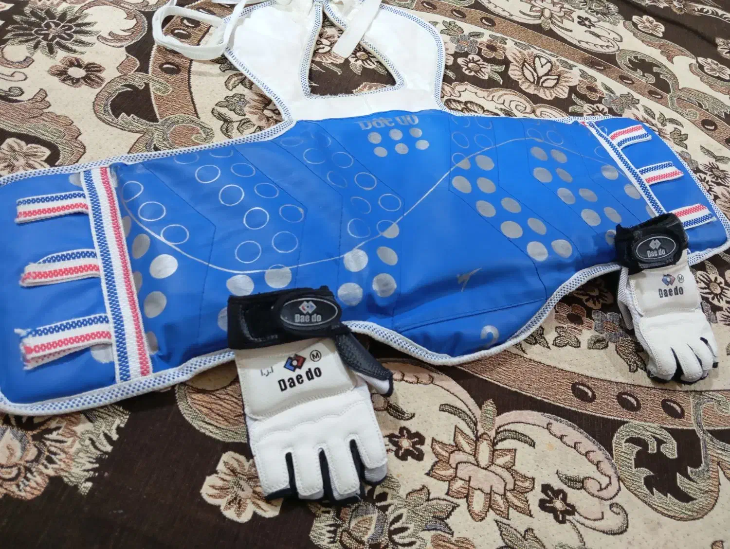 هوگو تکواندو و دستکش|لباس|فومن, |دیوار