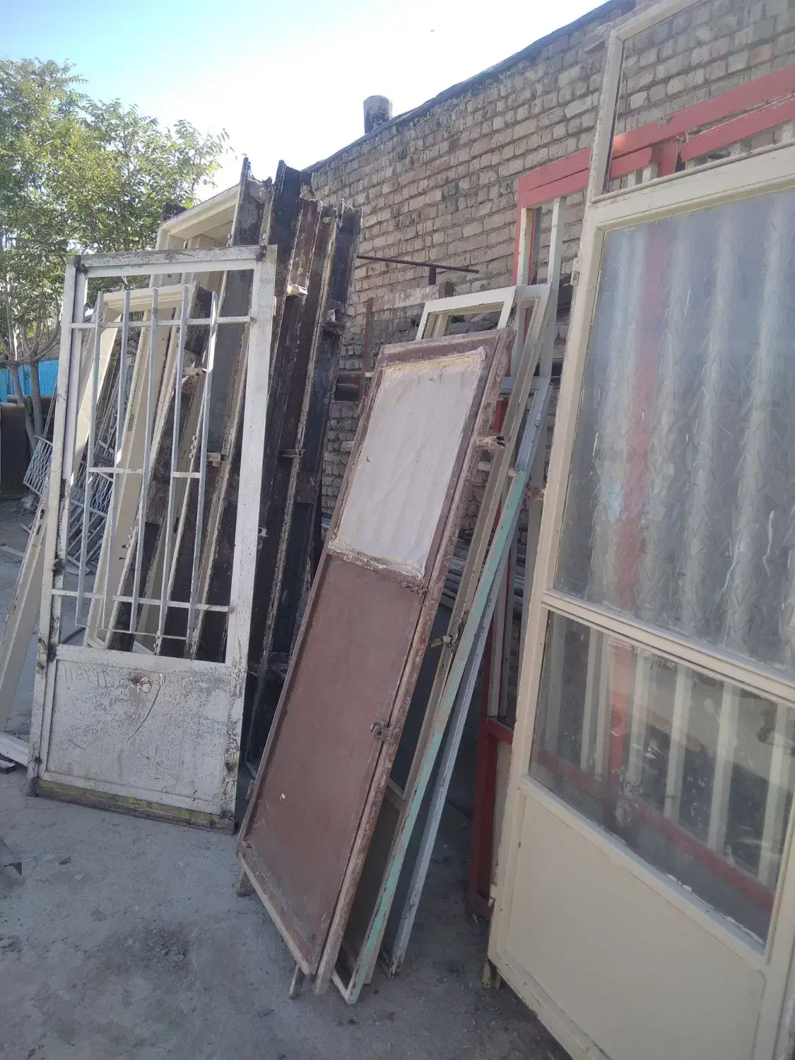 خرید فروش ضایعات درب پنجره اهن مس آلومینیوم برنج|خدمات پیشه و مهارت|خمین, |دیوار