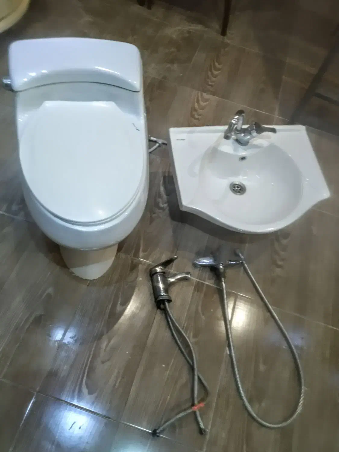 فروش توالت فرنگی و روشویی با دو عدد شیرآلات|لوازم سرویس بهداشتی|شیراز, هفت تنان|دیوار