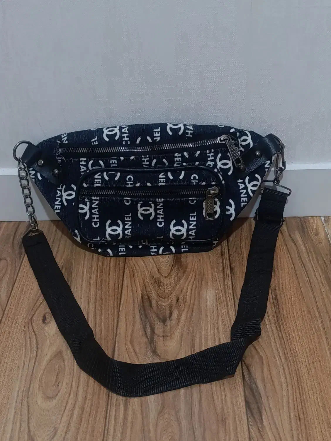 ۴عدد کیف|کیف، کفش، کمربند|میانه, |دیوار