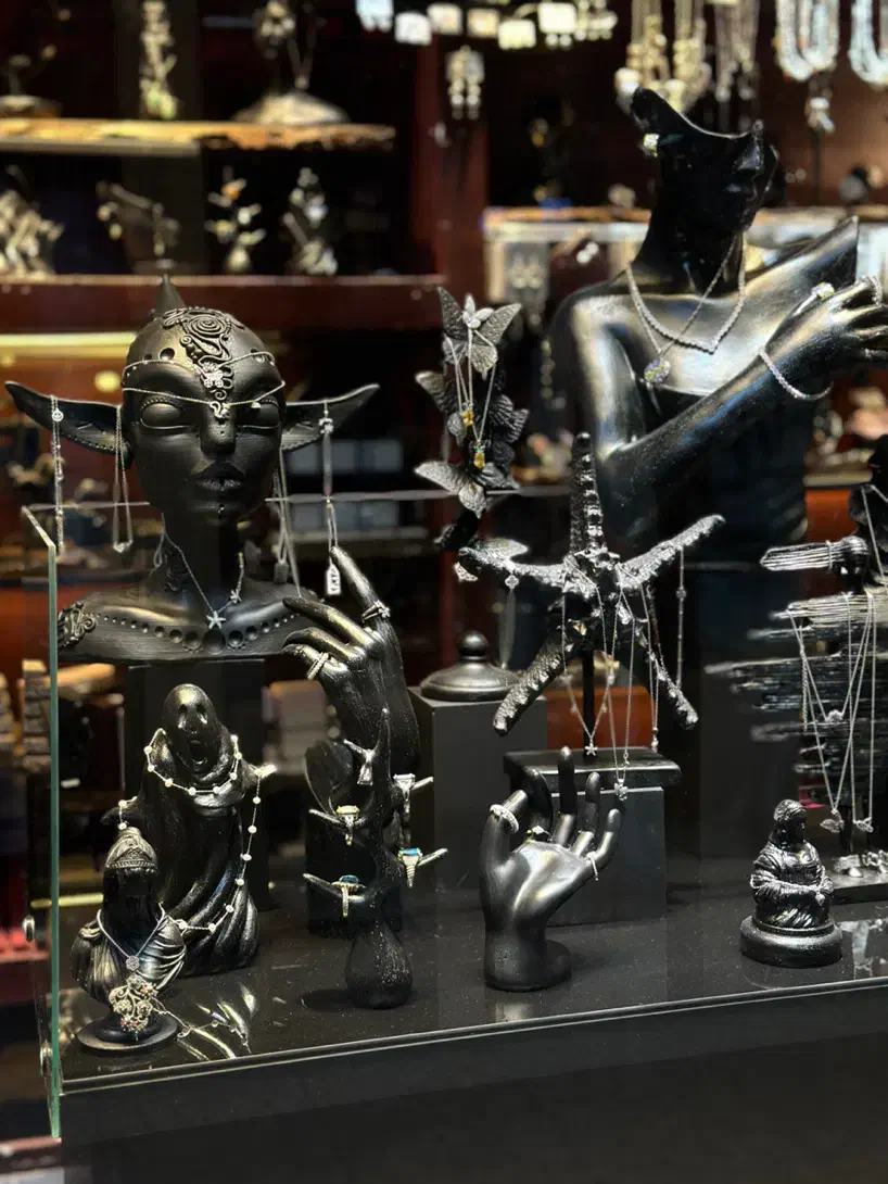 فروش مجسمه های ویترین طلا و نقره به علت جمع آوری|مجسمه، تندیس، ماکت|فردیس, نسترن غربی|دیوار