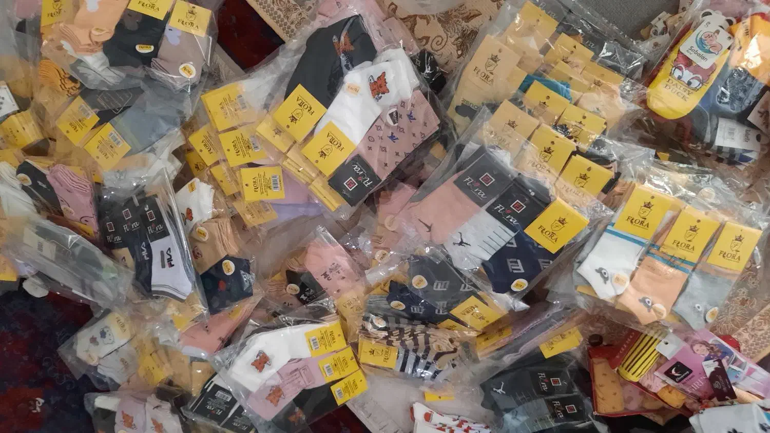 واگذاری تمام جوراب ها به علت جمع آوری مغازه|لباس|مشهد, ابوذر|دیوار