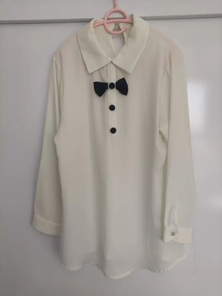 سارافون به همراه زیر|لباس|میانه, |دیوار