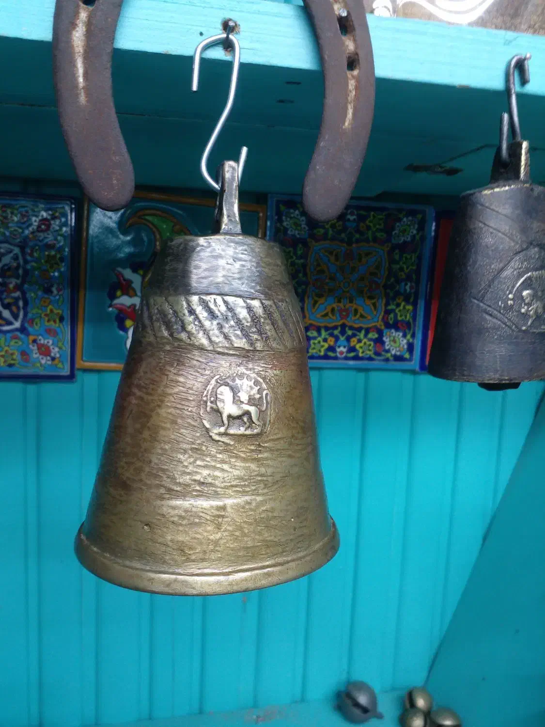 زنگوله قدیمی|کلکسیون اشیاء عتیقه|رشت, خواهر امام|دیوار