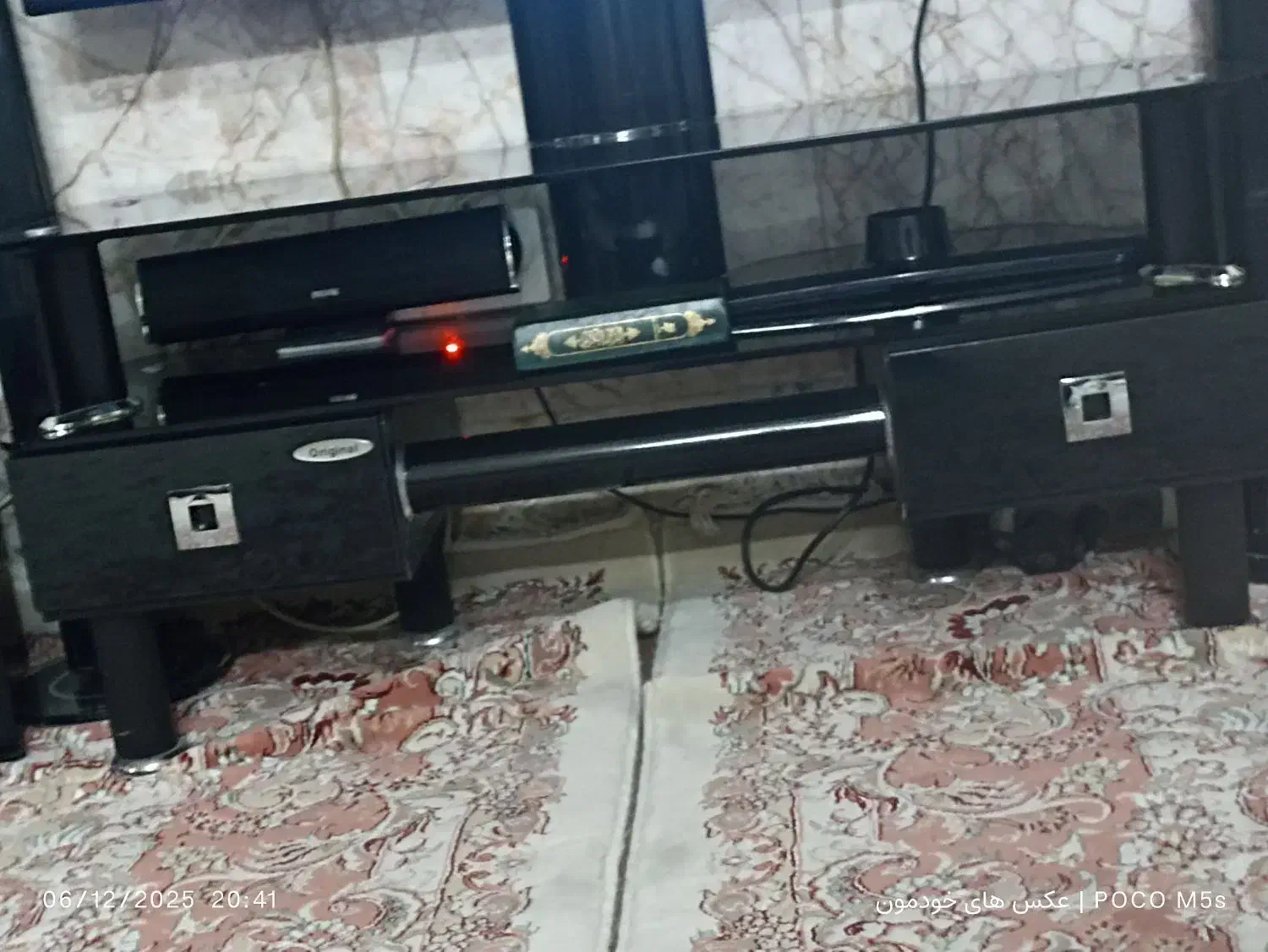 میز تلویزیون شیشه ای دو کشو با پایه دیواری|میز تلویزیون|مشهد, بهمن|دیوار