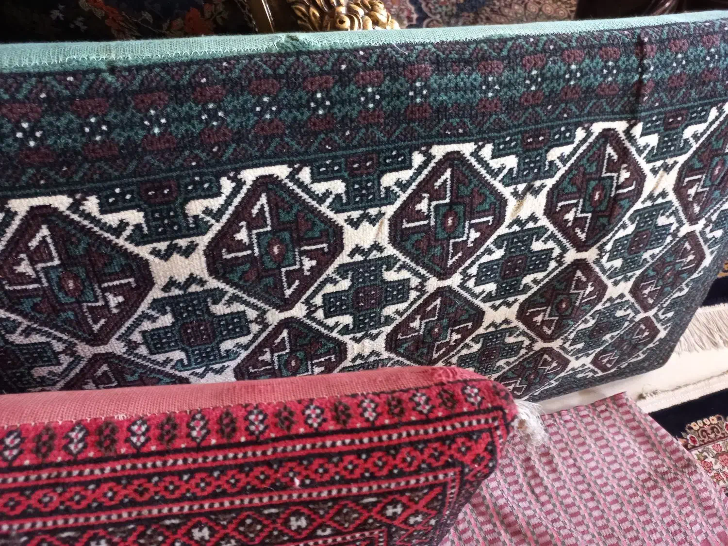 پشتی ۳ عدد.  در صورت نیاز دو عدد دیگر هم موجود|پشتی|بومهن, |دیوار