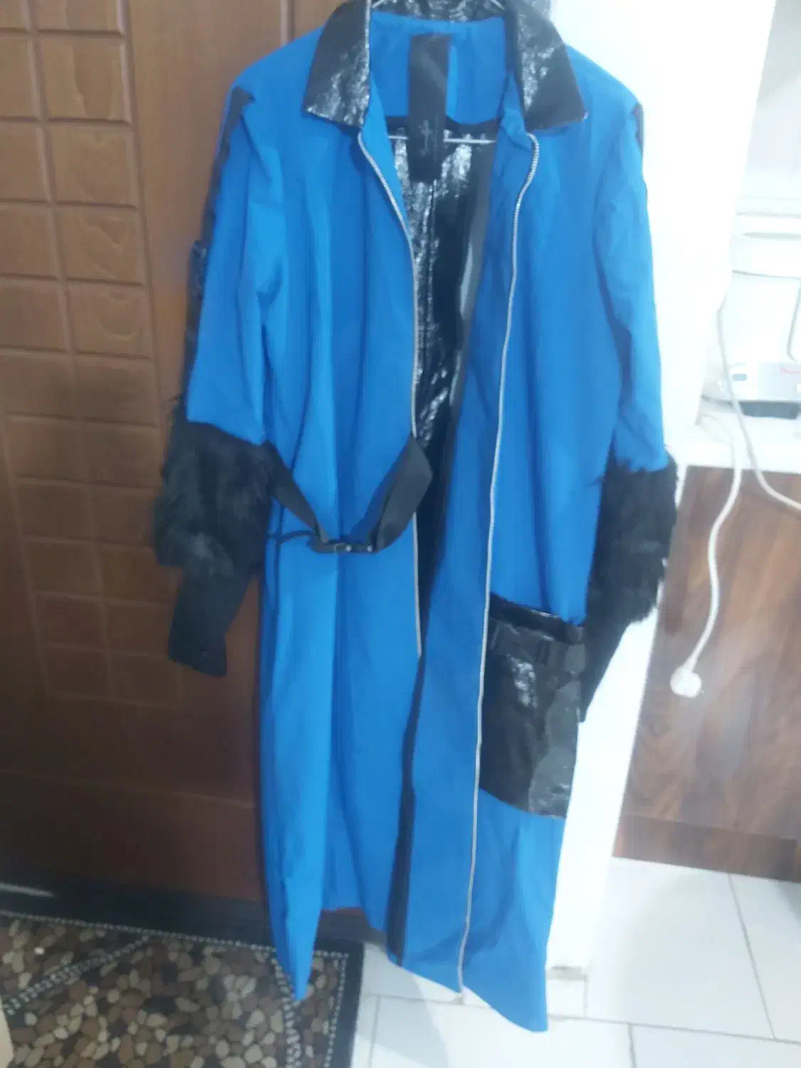 پالتو چرم|لباس|بومهن, |دیوار