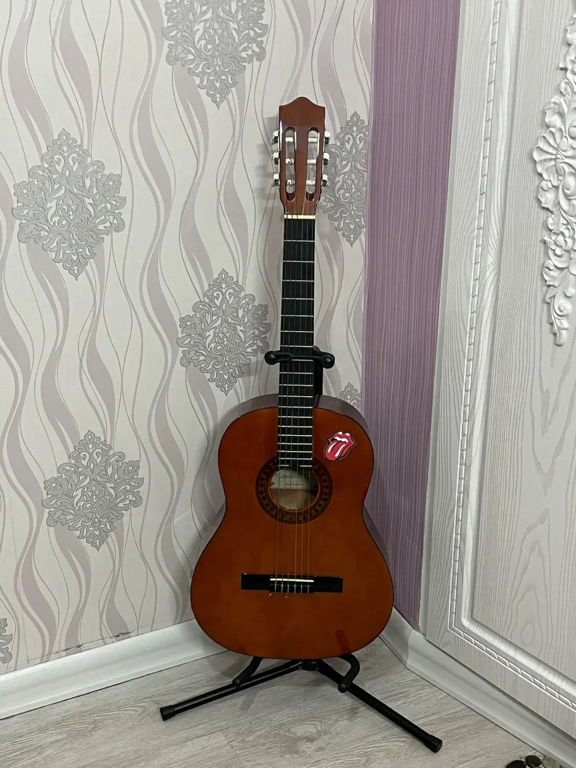 گیتار کلاسیک سمیک|گیتار، بیس، امپلیفایر|همدان, |دیوار