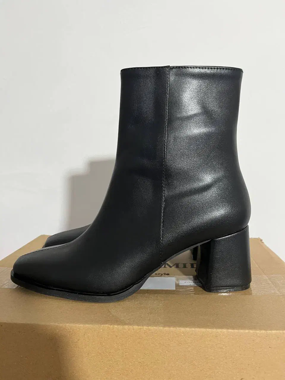 نیم بوت نو نو|کیف، کفش، کمربند|هشتگرد, شهرک راه آهن|دیوار