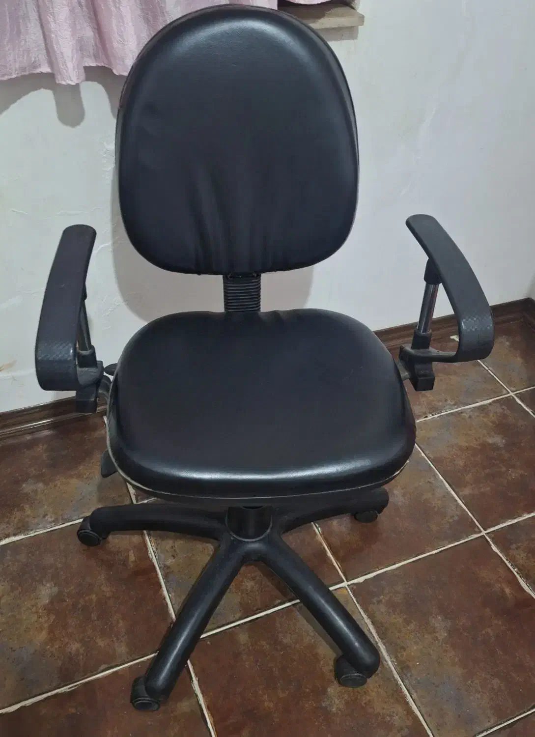 صندلی چرمی گردان|صندلی و نیمکت|لاهیجان, شهرک سلمان فارسی|دیوار