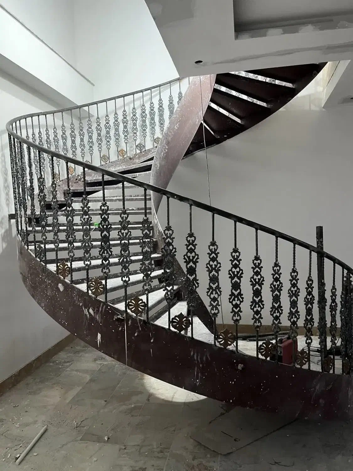 پله پیچ گرد فلزی صاف و خاص|خدمات پیشه و مهارت|چادگان, |دیوار