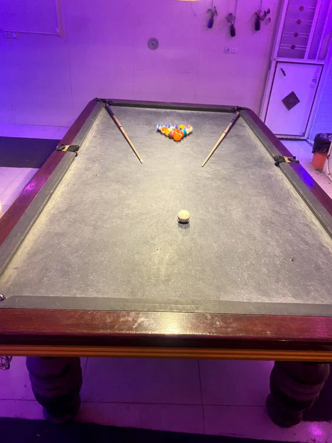 میز بیلیارد|ورزشهای توپی|شیراز, بید زرد|دیوار