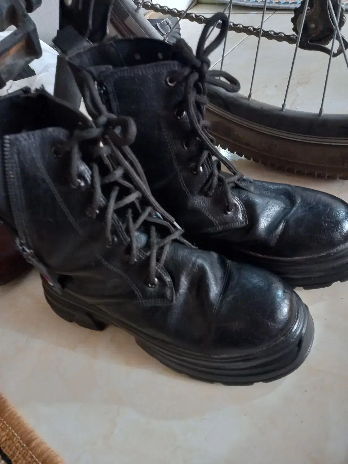 بوت|کیف، کفش، کمربند|مشکیندشت, |دیوار