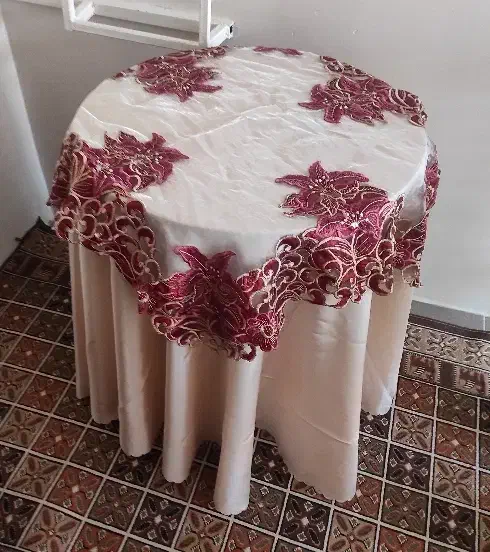 میز گرد چوبی نو|مبلمان خانگی و میز عسلی|صحنه, |دیوار