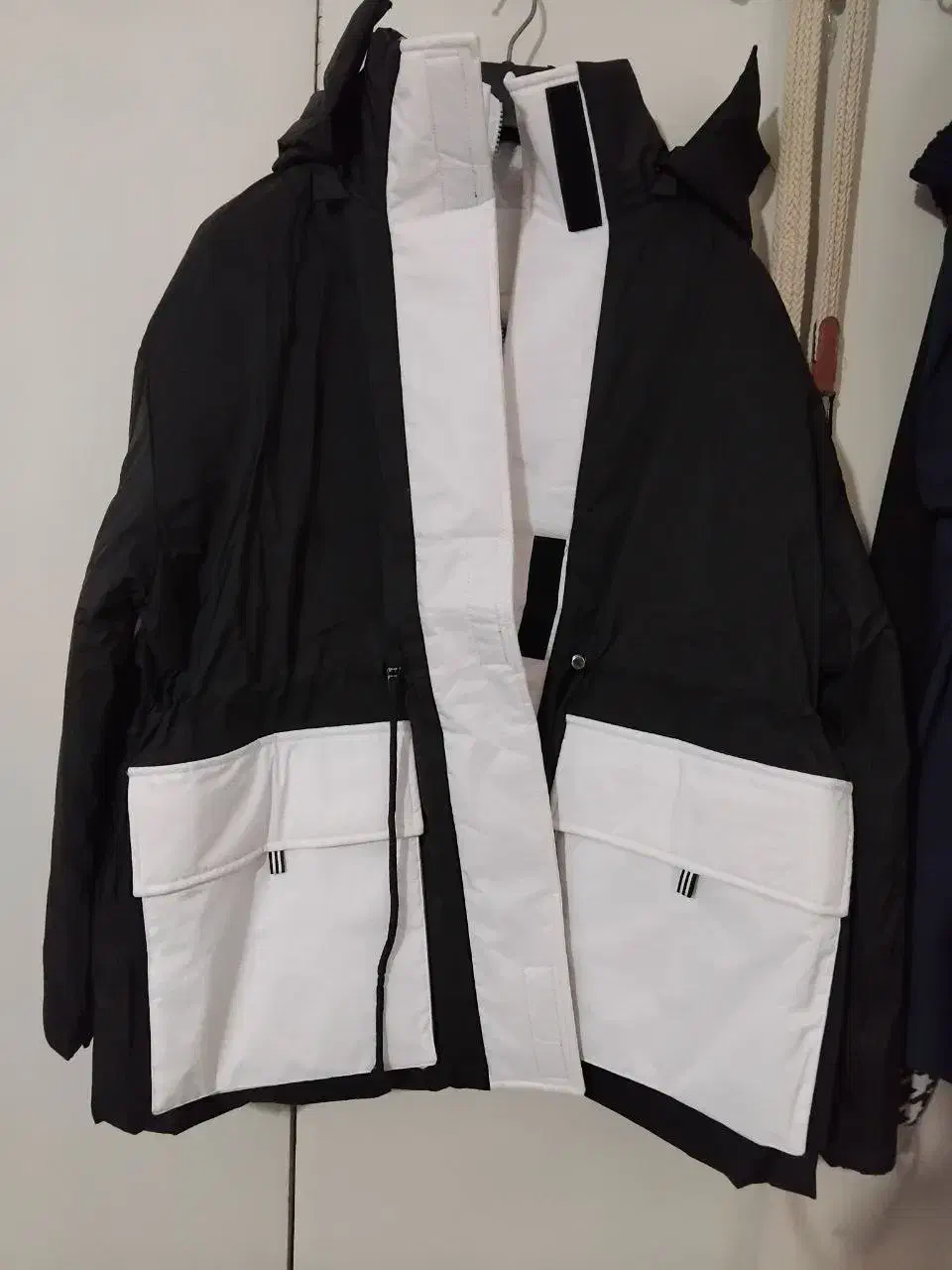 کاپشن نونو|لباس|رودهن, |دیوار