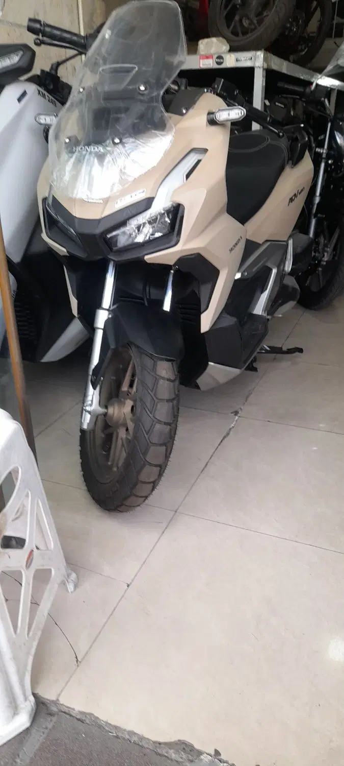 adv 160|موتورسیکلت|تهران, هلال احمر|دیوار