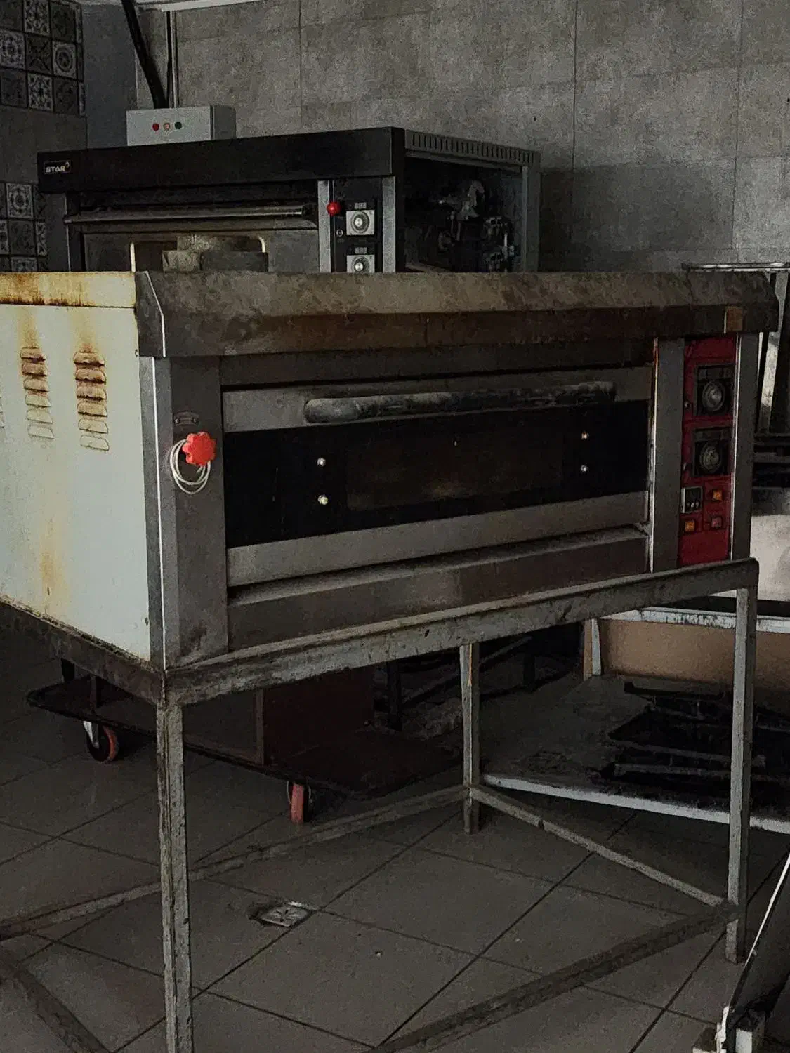 فر پیتژا صندوقی|کافیشاپ و رستوران|اصفهان, تخت فولاد|دیوار