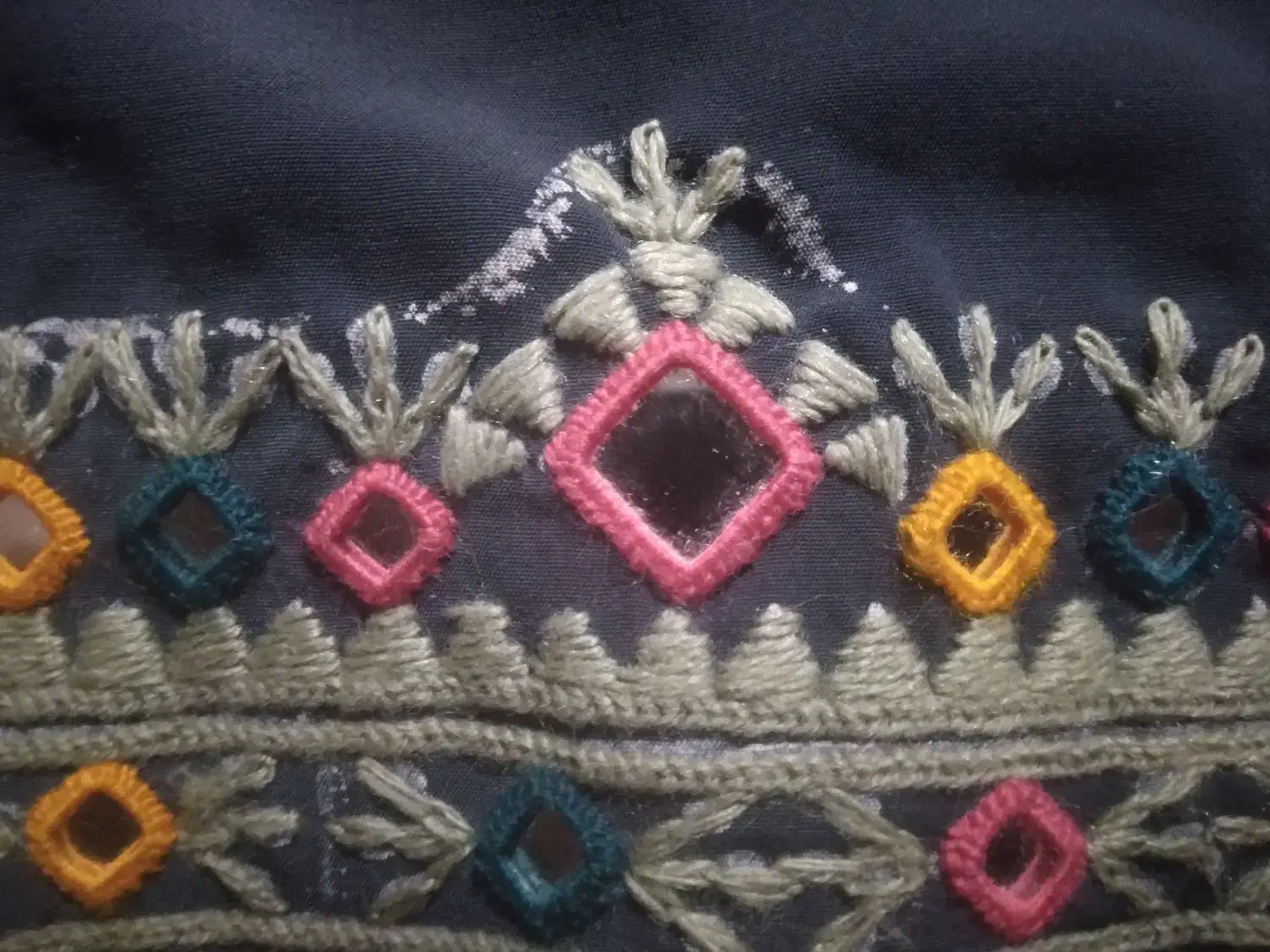 دوزند آیینه|لباس|زابل, |دیوار