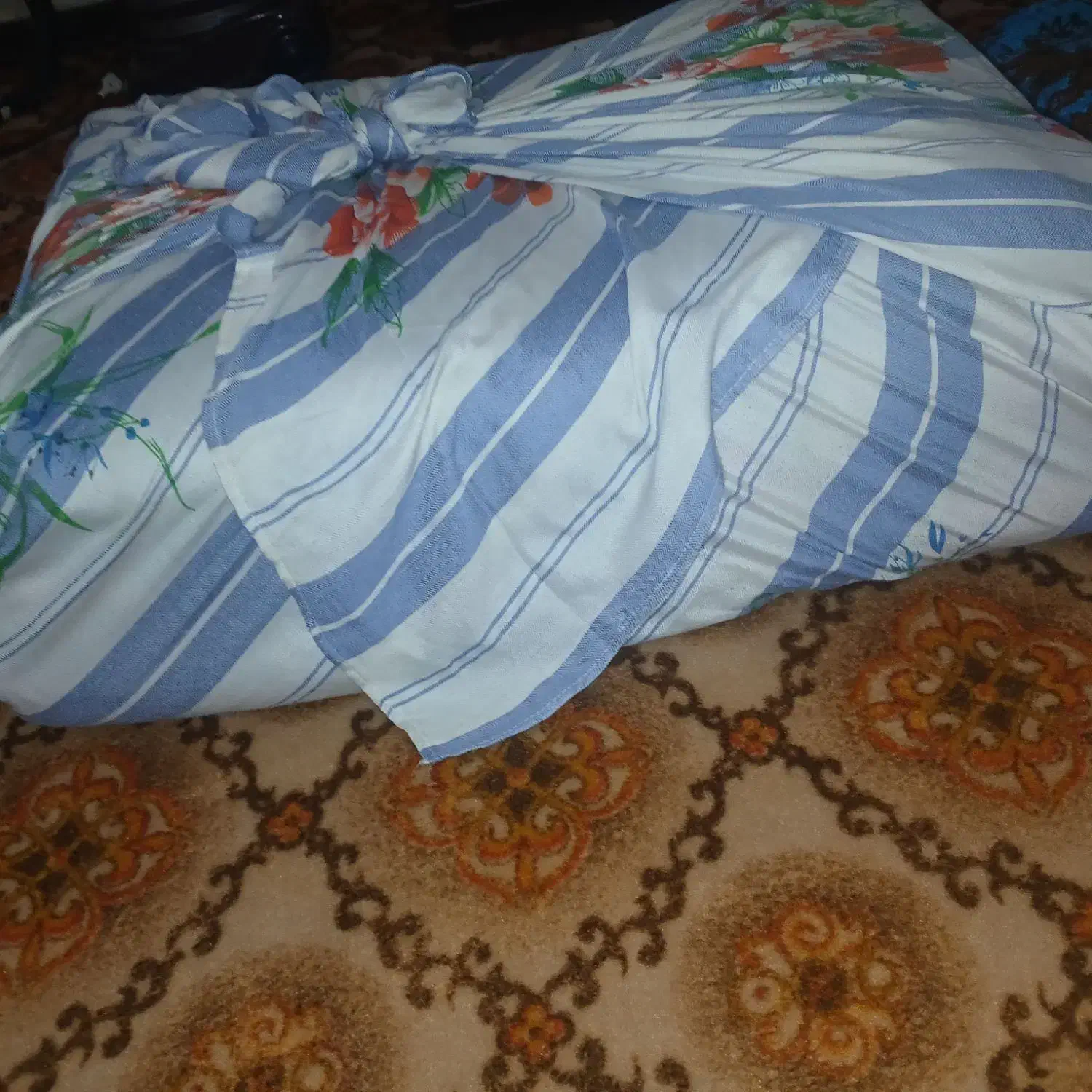 پشتی. سالم.  تمیز.  نو|پشتی|اصفهان, قهجاورستان|دیوار