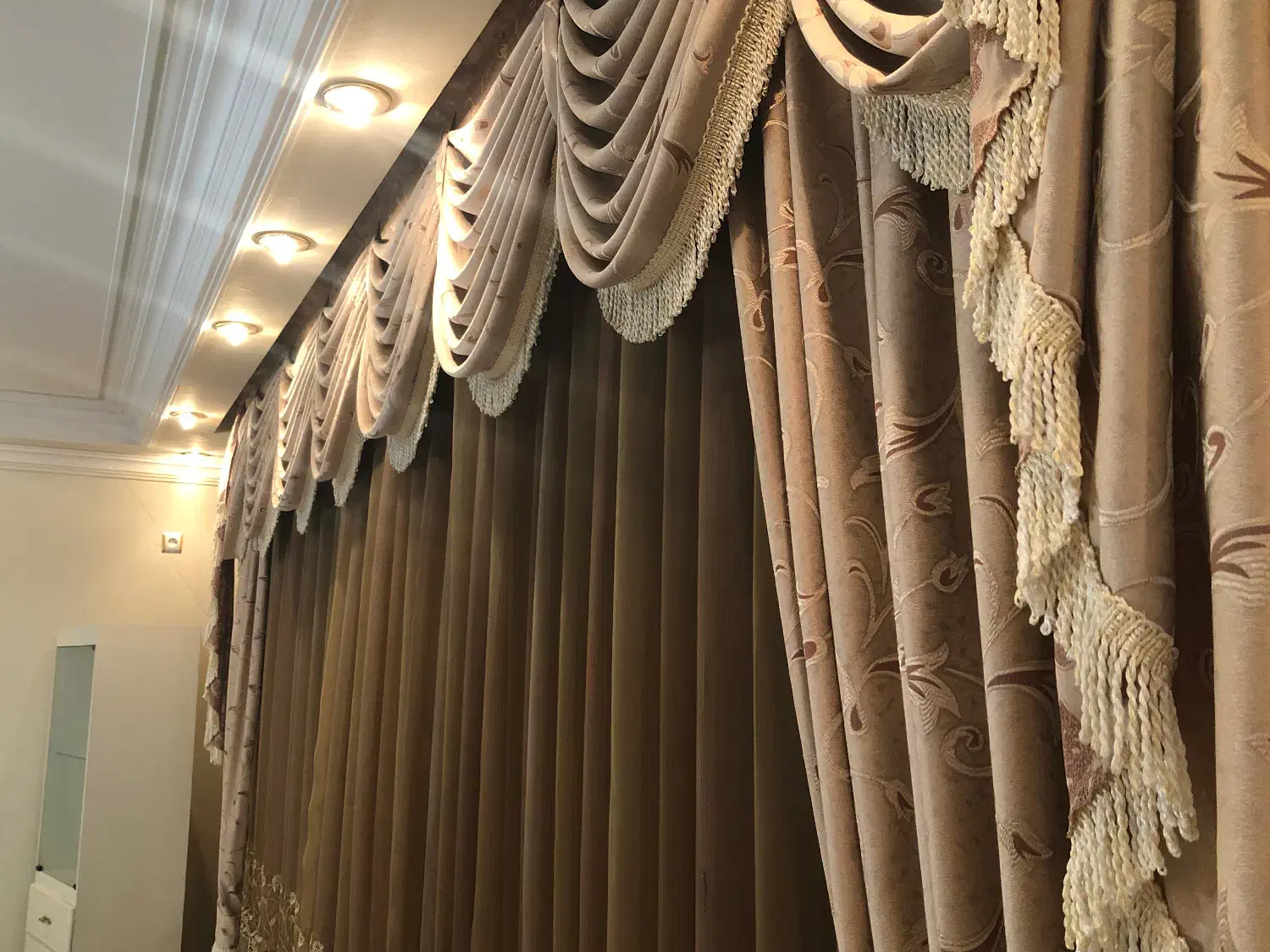 پرده خامه دوزی با پارچه تمام ترک در حد نو|پرده، رانر، رومیزی|قزوین, |دیوار