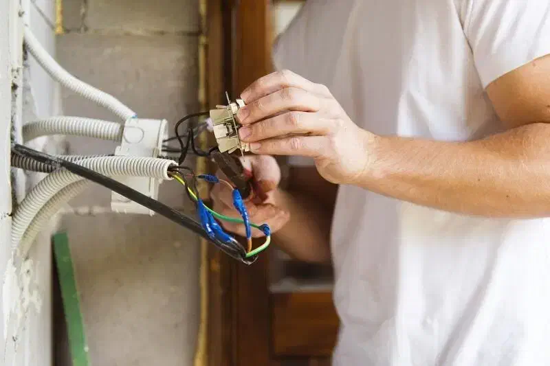 برقکار اجرای سیم کشی ساختمان و دوربین مداربسته|خدمات پیشه و مهارت|قزوین, |دیوار