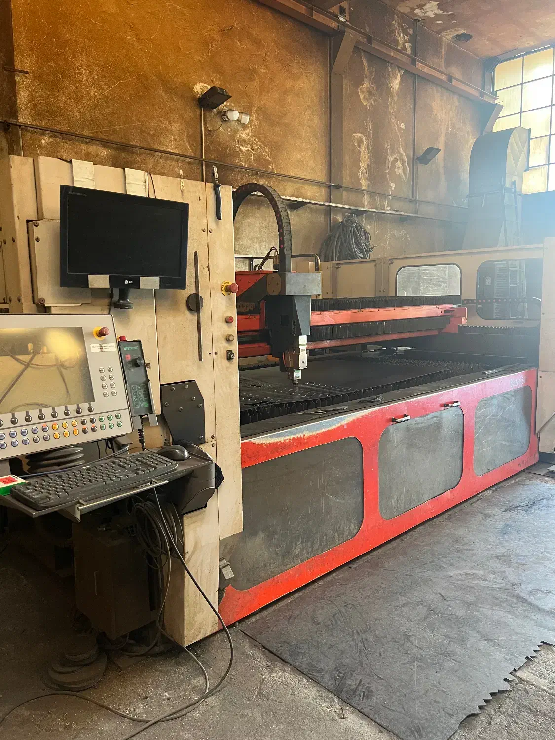 دستگاه برش لیزر دست دوم سوئیس ۳ کیلو وات|ماشینآلات صنعتی|قدس, شهرک صنعتی زاگرس|دیوار