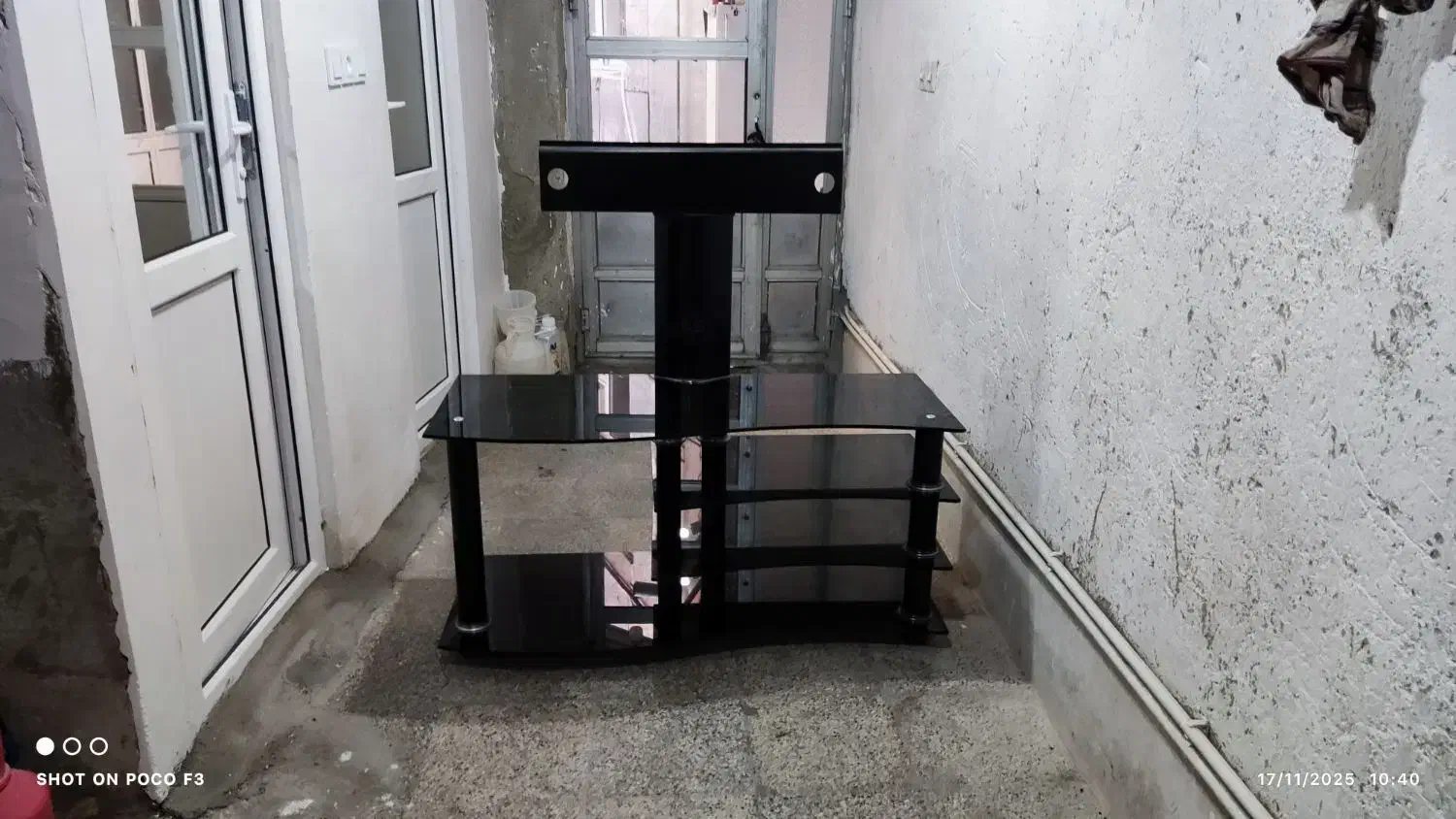 میز تلویزیون شیشه‌ای مشکی تمیز و سالم|میز تلویزیون|سردشت, |دیوار