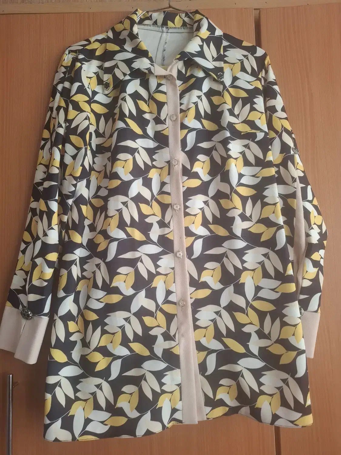 شومیز|لباس|نیشابور, گنبد سبز|دیوار