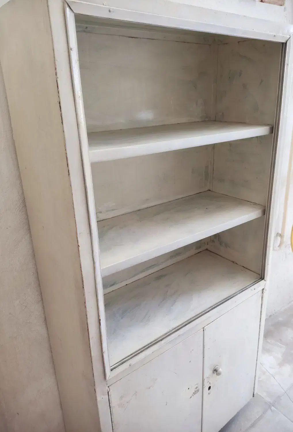 کمد فلزی تمیز و سالم مناسب کتابخانه یا دکور گل|جاکفشی، کمد، دراور|سنندج, |دیوار