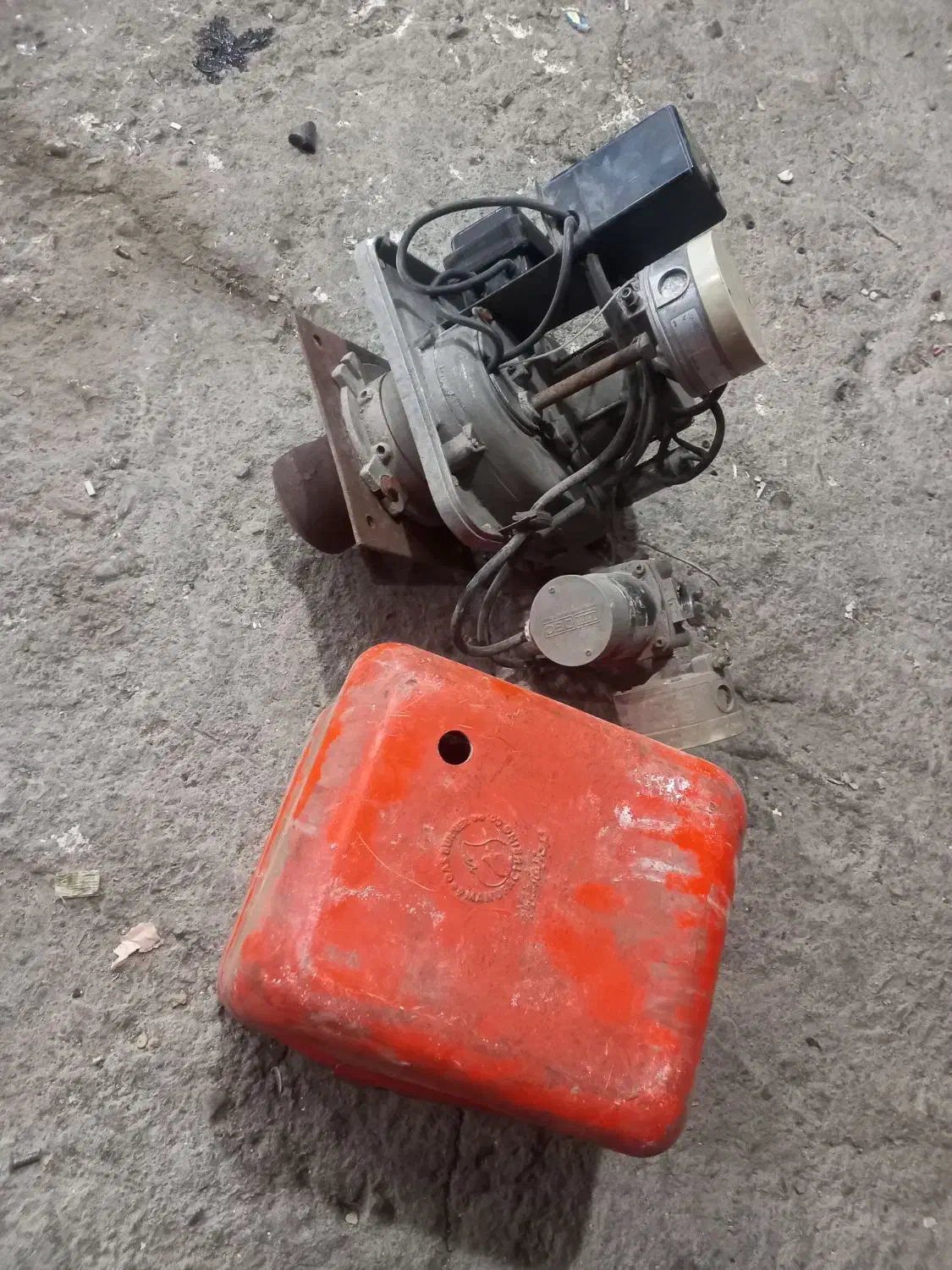 تعدادی مشعل گازی و گازوئیلی با پمپ آب حلزونی سالم|آبگرمکن، پکیج، شوفاژ|مشهد, پنجتن|دیوار