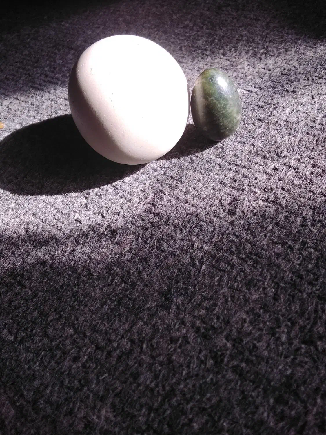 سنگ یشم زیبا سبز تخم مرغی وسنگ آسیاب|کلکسیون اشیاء عتیقه|تویسرکان, |دیوار