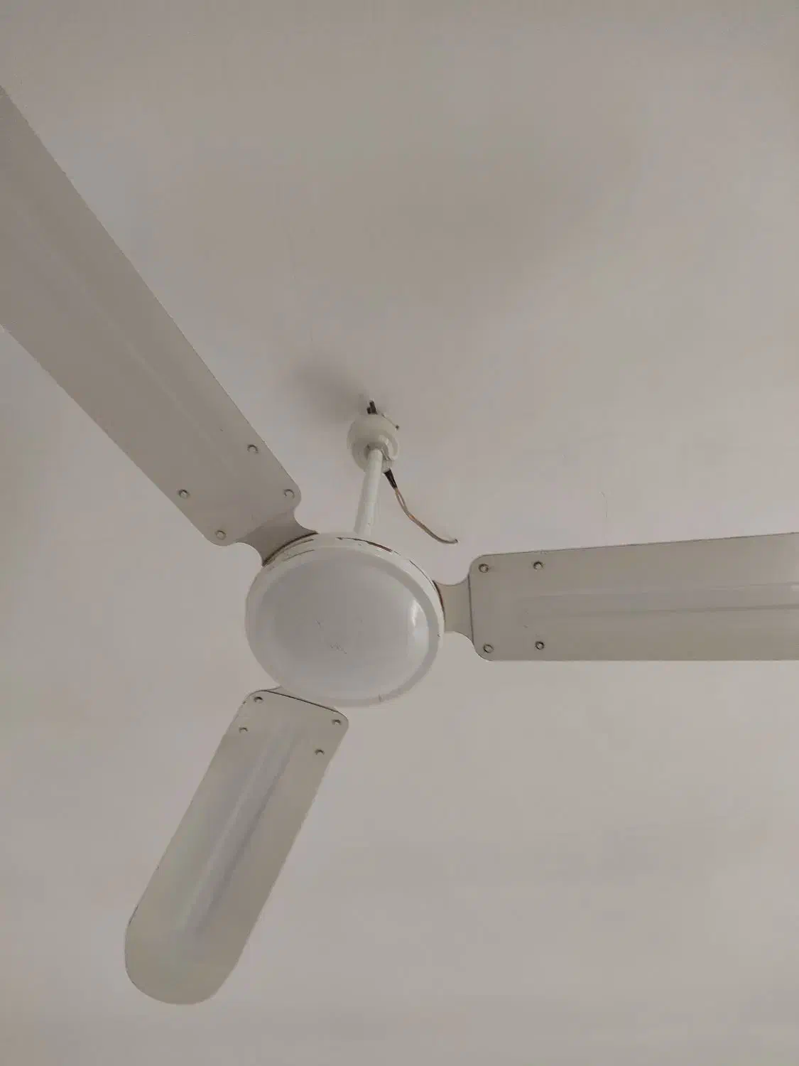 دو تا پنکه سقفی|پنکه و تصفیه‌کنندهٔ هوا|خرم‌آباد, |دیوار