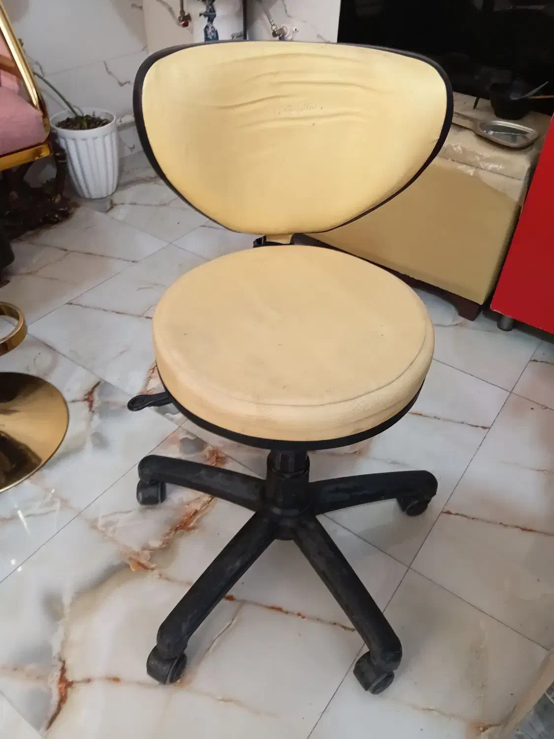 باسلام یک صندلی مخمل گردون وجک دار|آرایشگاه و سالن‌های زیبایی|خسروشاه, |دیوار