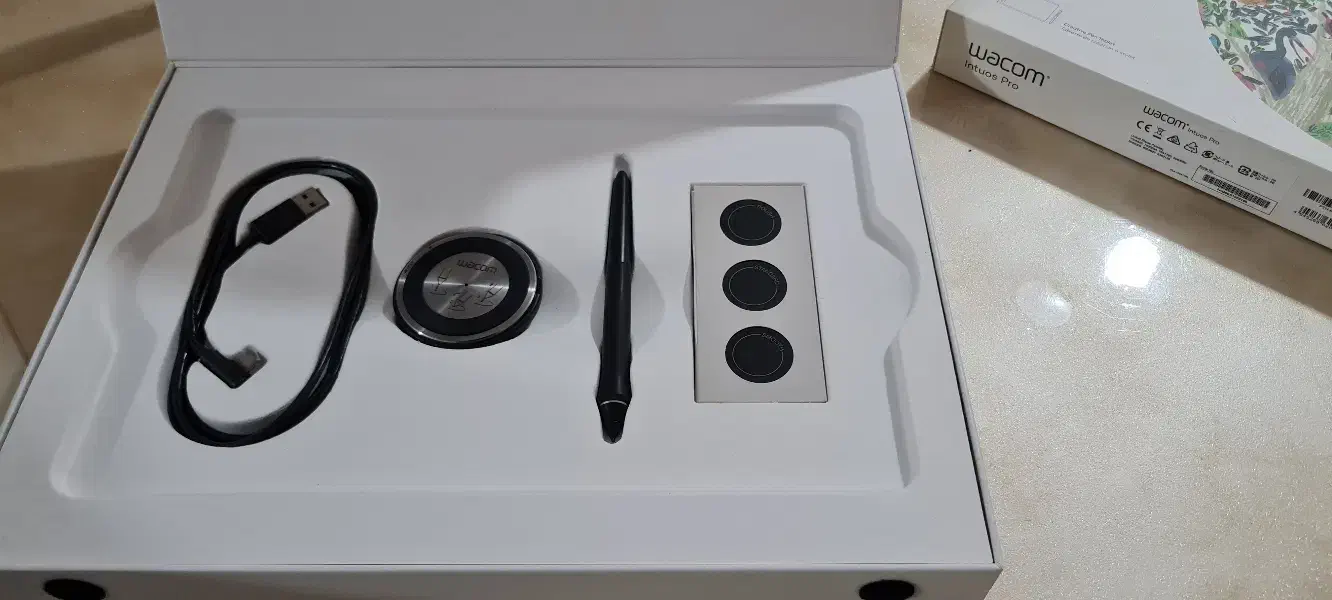 قلم نوری وکام اینتوس پرو wacom intuos pro|قطعات و لوازم جانبی رایانه|ساری, |دیوار