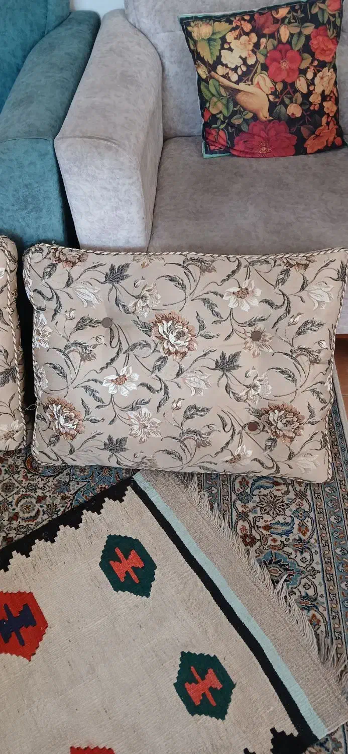 پشتی ۱جفت سنگین توپر وسالم طرح گل|پشتی|شیراز, لاله|دیوار