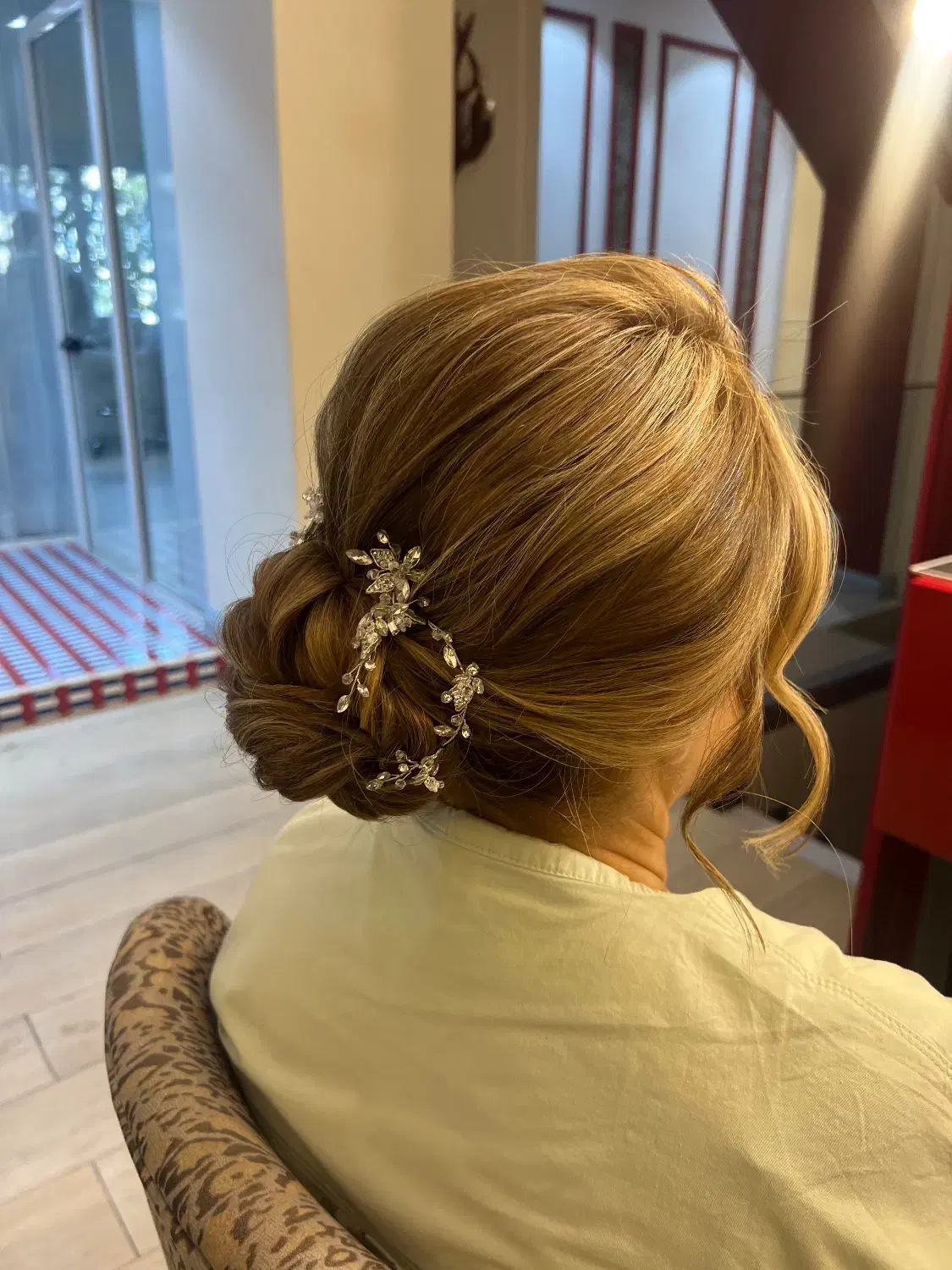 استخدام دستیار شنیون عروس و همراه|استخدام درمانی، زیبایی، بهداشتی|تهران, الهیه|دیوار