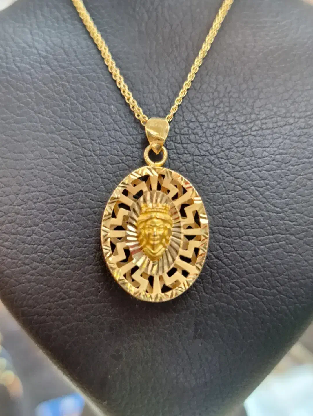 مدال ورساچه با زنجیر بدون اجرت ومالیات فقط ۱۰ درصد|جواهرات|رشت, فلسطین|دیوار