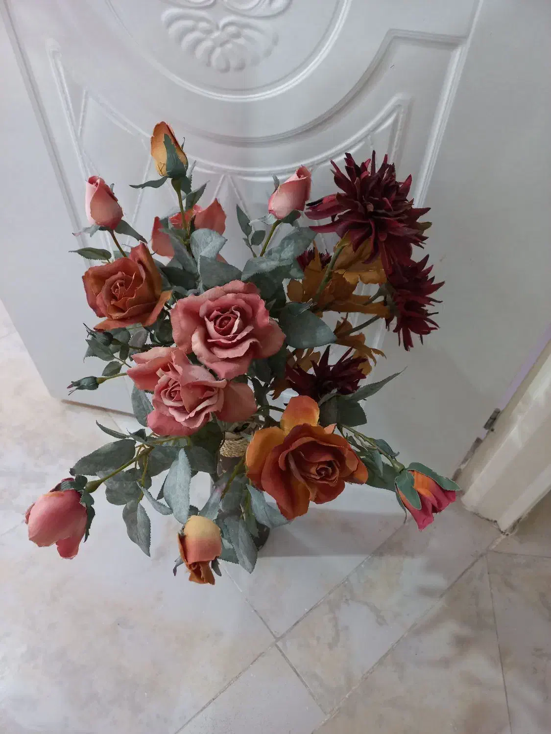 گلهای رز زیبا با رنگهای ملایم همراه گلدان چوبی|گل مصنوعی|ارومیه, |دیوار