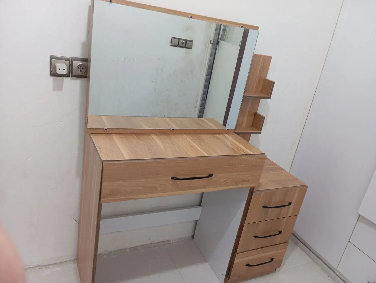 میز ارایش|میز و صندلی غذاخوری|تربت‌حیدریه, باغ سلطانی|دیوار