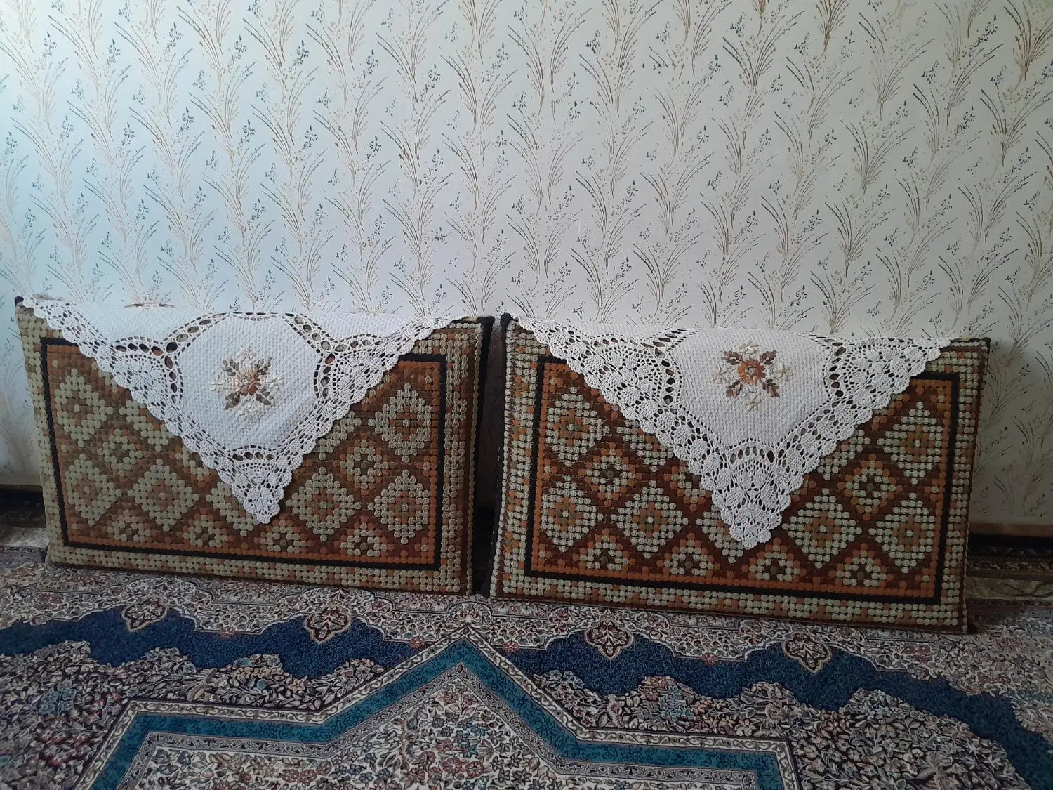 پشتی|پشتی|تاکستان, |دیوار