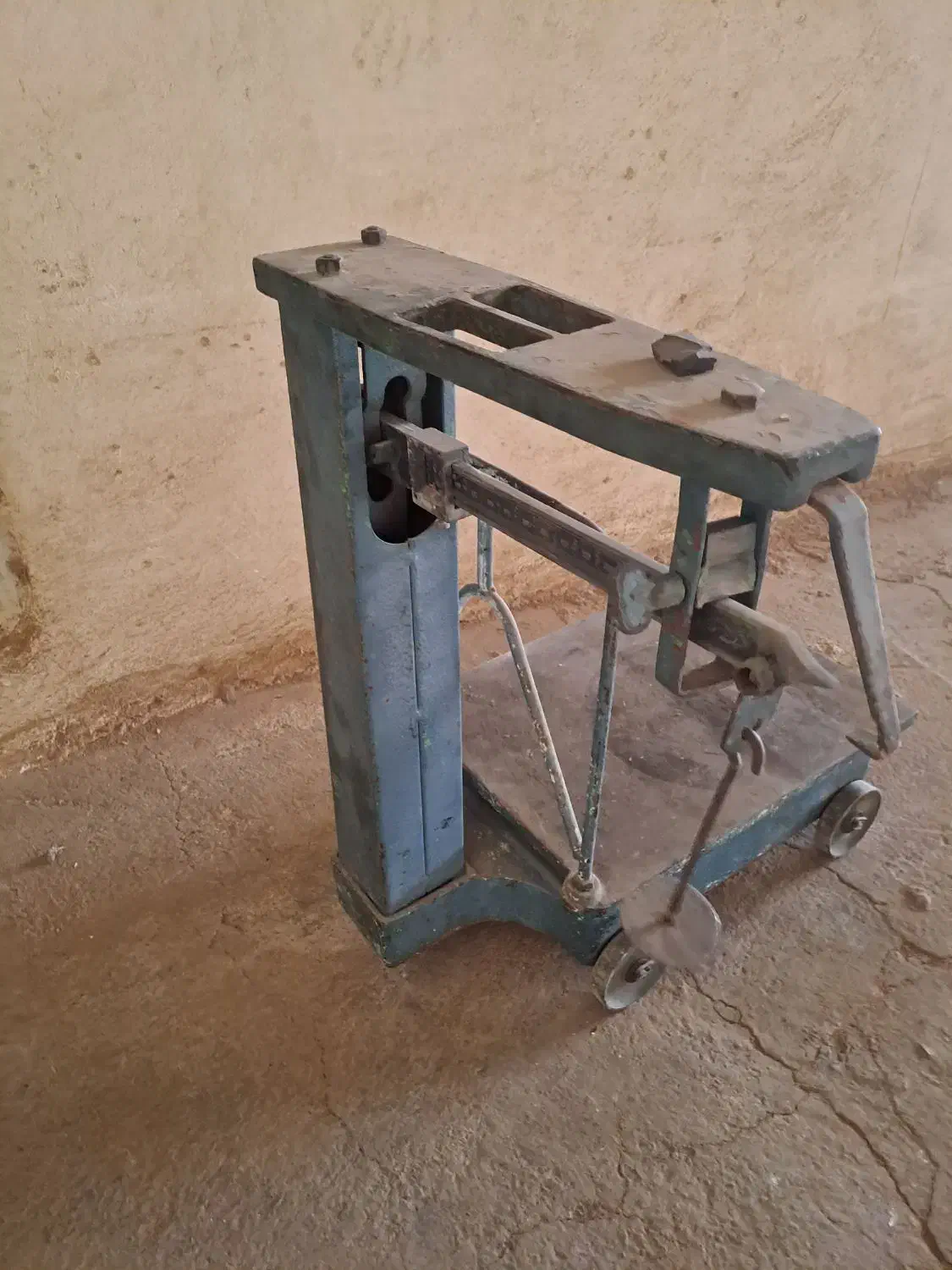 باسکول سنگی و قیچی|ابزارآلات|قم, بیست متری ولیعصر|دیوار