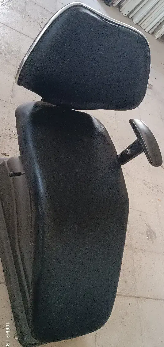 صندلی اصلاح و آینه قدی|آرایشگاه و سالن‌های زیبایی|کرمانشاه, |دیوار