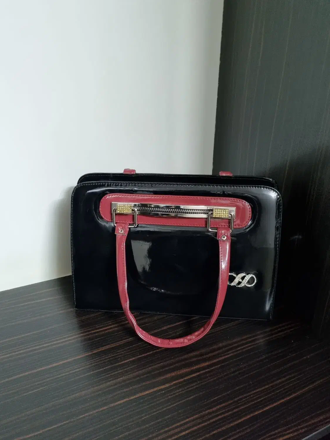 کیف نو|کیف، کفش، کمربند|قم, ژاندارمها|دیوار