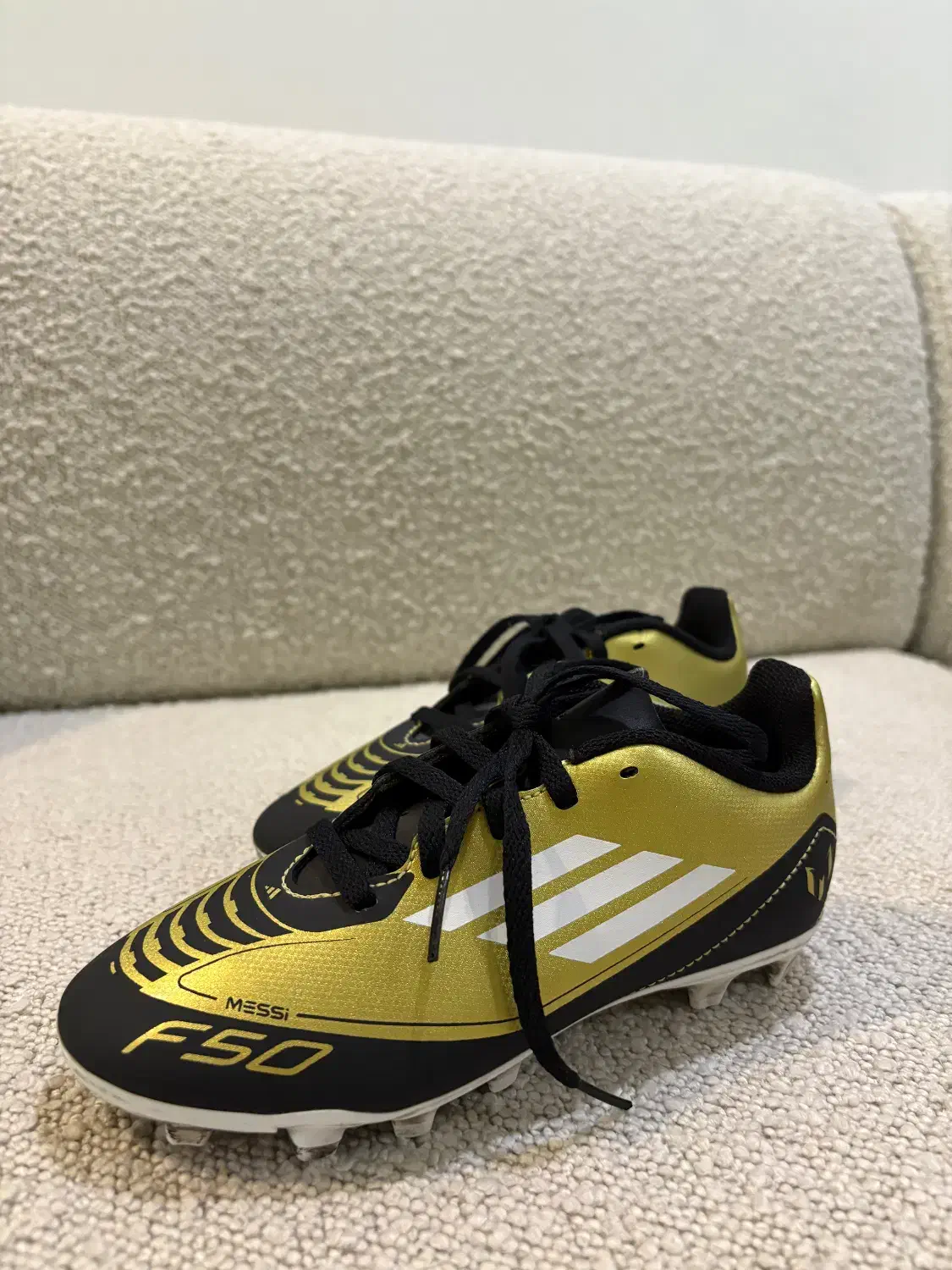 کفش فوتبال اصل Adidas مدل F50 Messi طلایی|کفش و لباس بچه|تهران, دریاچه شهدای خلیج فارس|دیوار