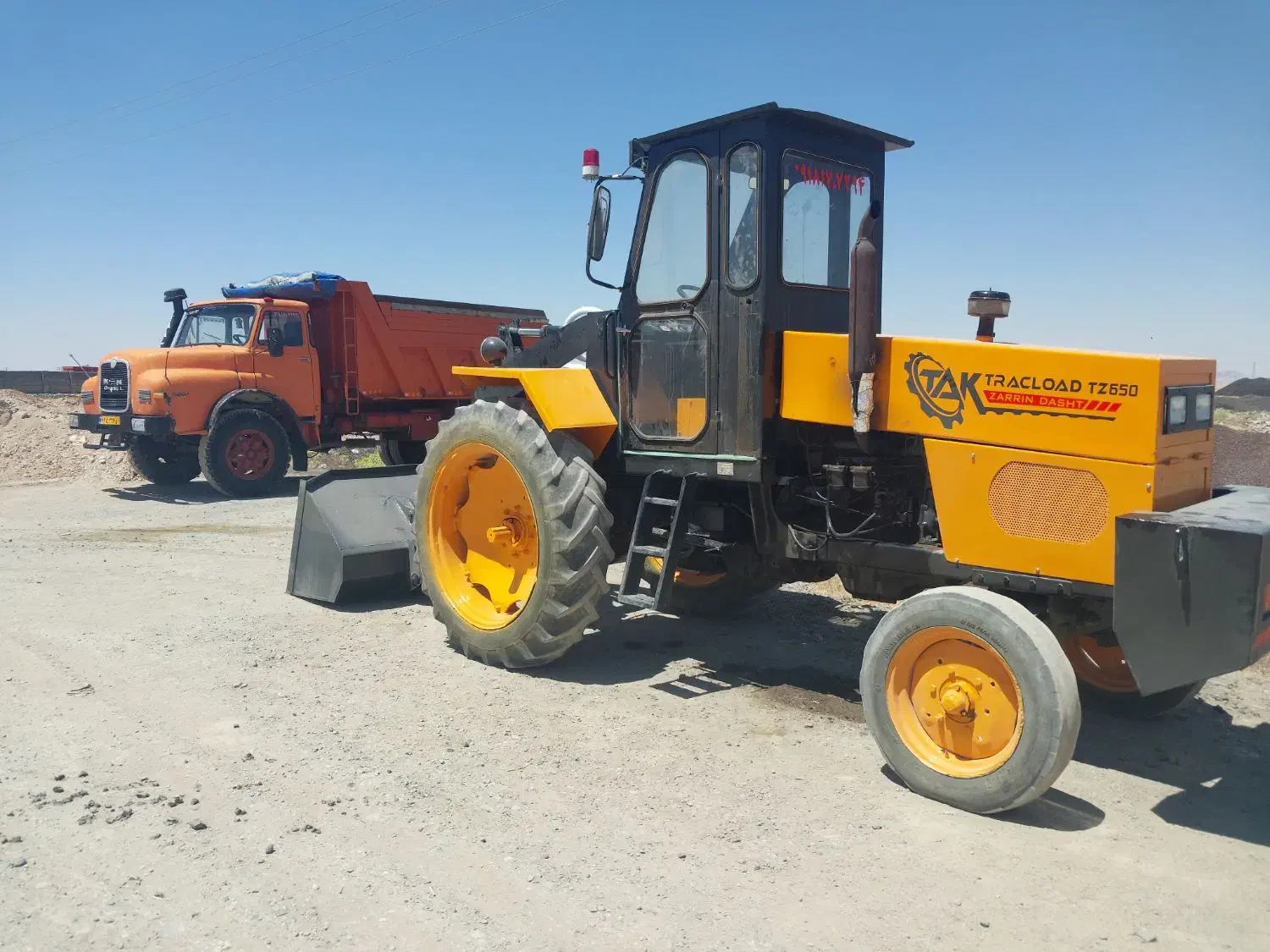 حمل انواع مصالح ساختمانی با کامیون همراه بیل|خدمات حمل و نقل|قروه, |دیوار