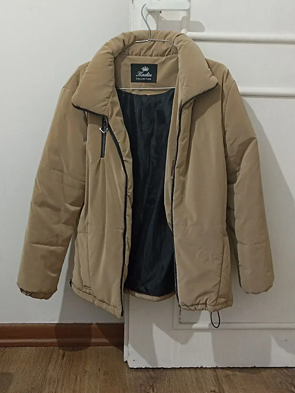 کاپشن|لباس|مشهد, دانشجو|دیوار