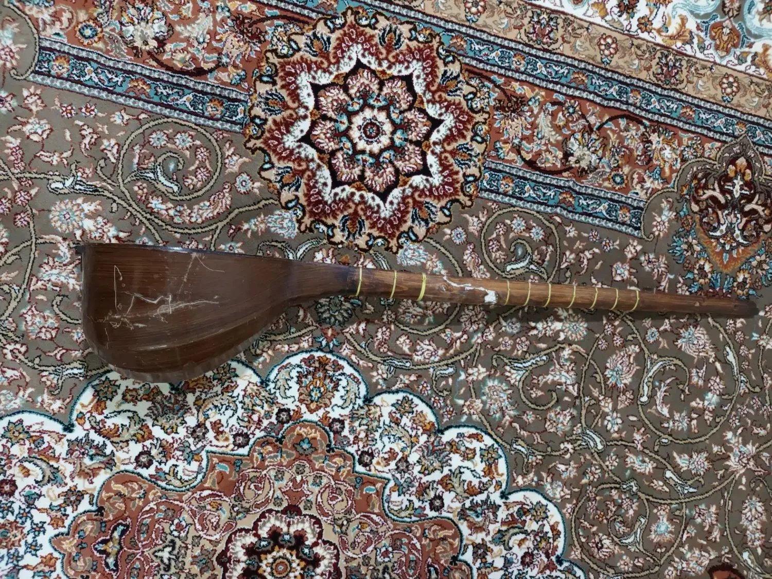 گیتار و سه تار|سازهای سنتی|بهارستان, |دیوار