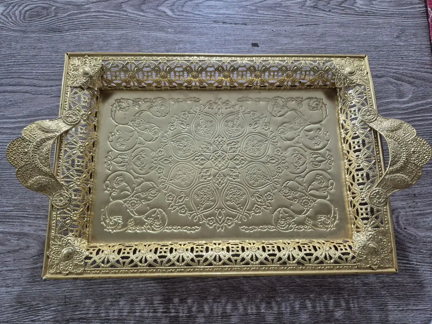 سینی طلایی بزرگ|ظروف سرو و پذیرایی|شاهین‌شهر, عطار|دیوار