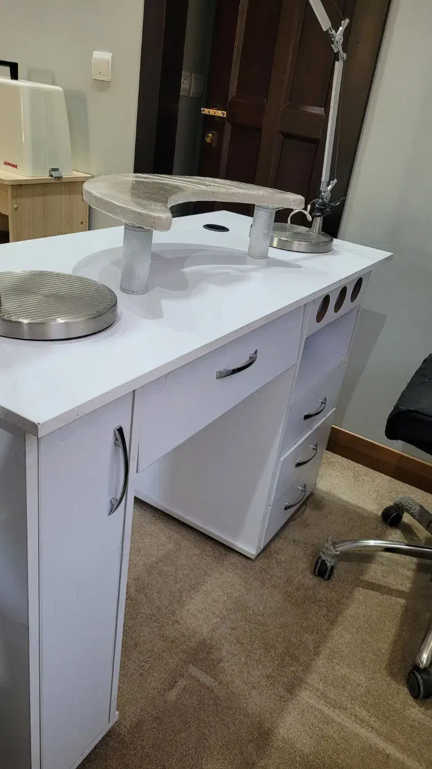 فروش ست میز ناخن، صندلی و بوفه|آرایشگاه و سالن‌های زیبایی|شیراز, مبعث|دیوار